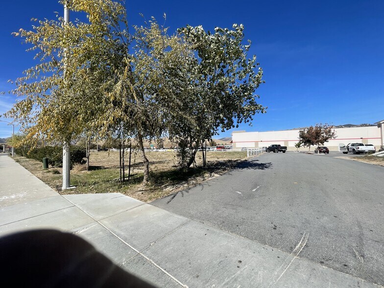 408 N Mill St, Tehachapi, CA à vendre - Photo du bâtiment - Image 2 de 7