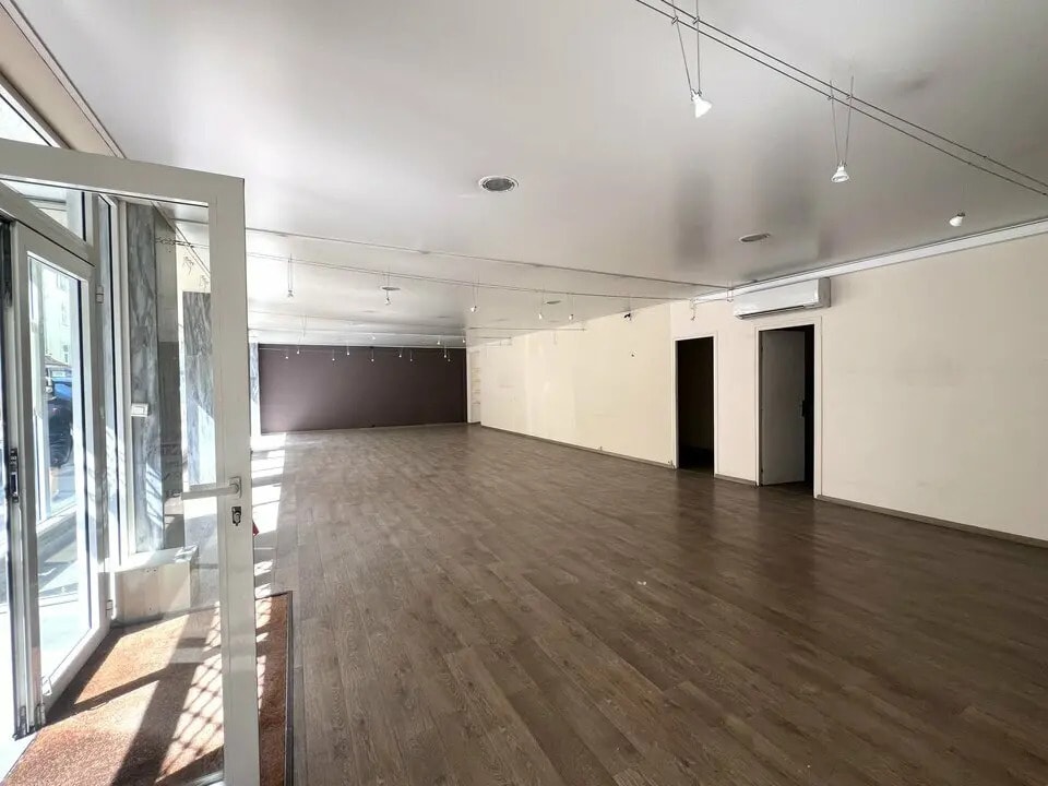 Retail in Nice for sale Interior Photo- Image 1 of 11