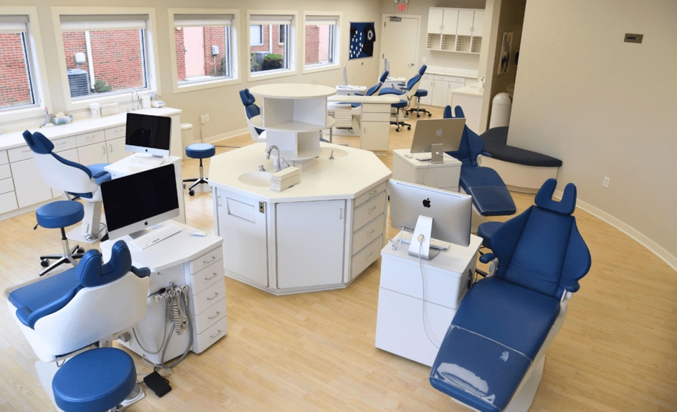 5505-D Adams Farm Ln, Greensboro, NC for sale - Building Photo - Image 3 of 8