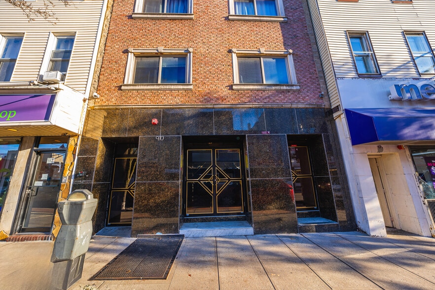 910 SUMMIT Ave, Union City, NJ à vendre - Photo du bâtiment - Image 1 de 18