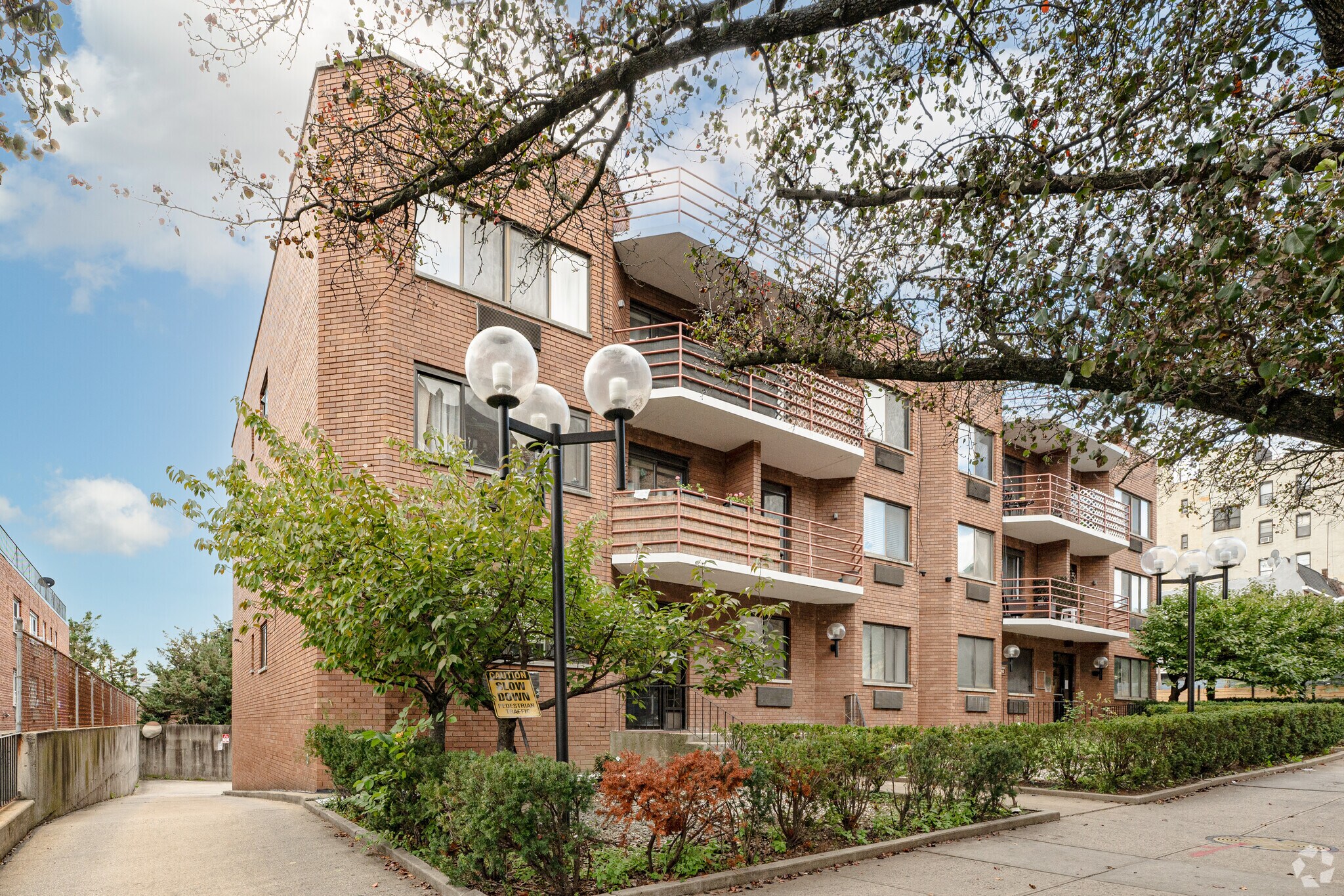 11940 Metropolitan Ave, Kew Gardens, NY à vendre Photo principale- Image 1 de 14