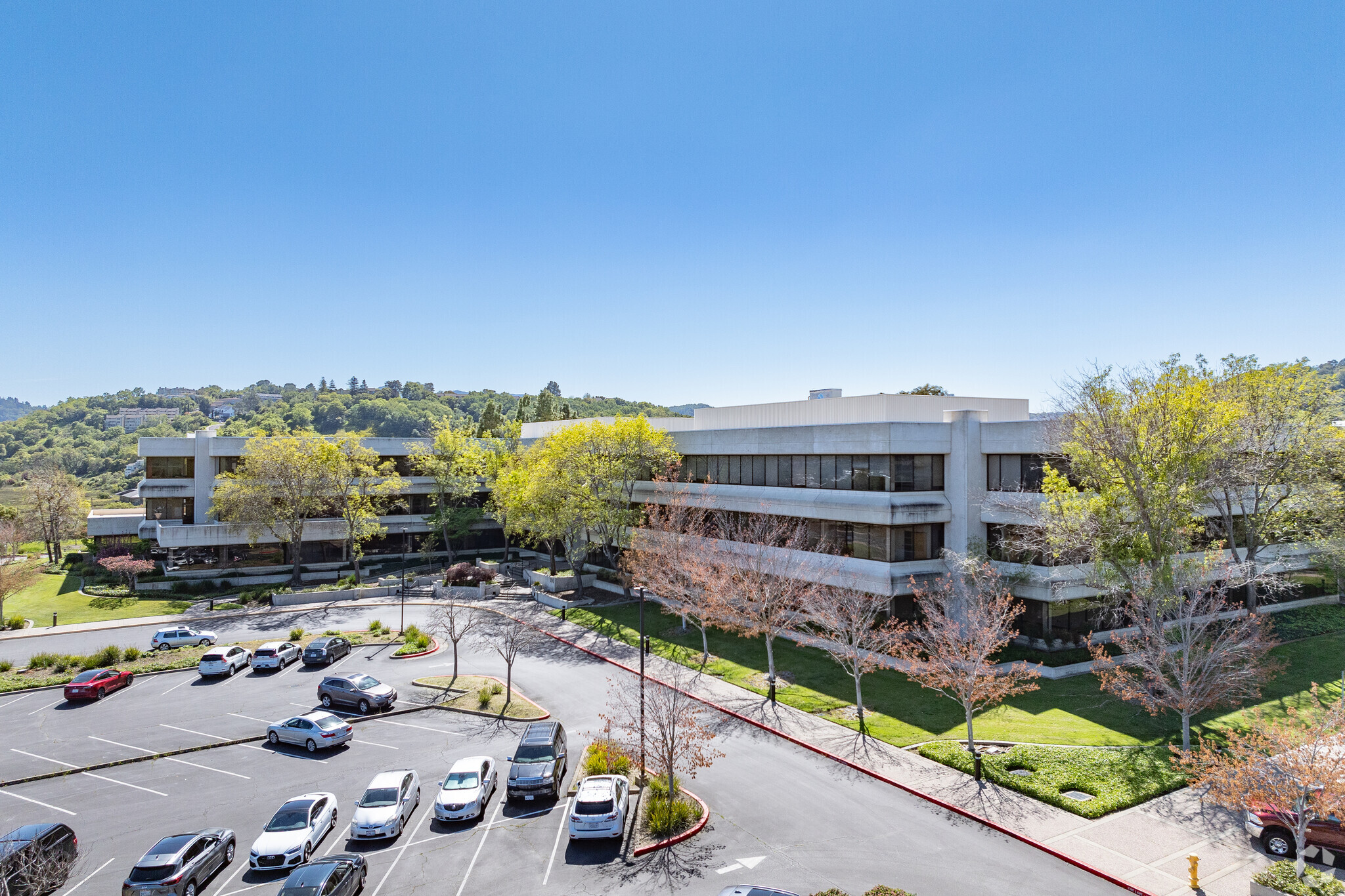 200 Smith Ranch Rd, San Rafael, CA à louer Photo du b timent- Image 1 de 8