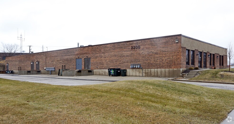 2200 N Stonington Ave, Hoffman Estates, IL à vendre - Photo du bâtiment - Image 2 de 2