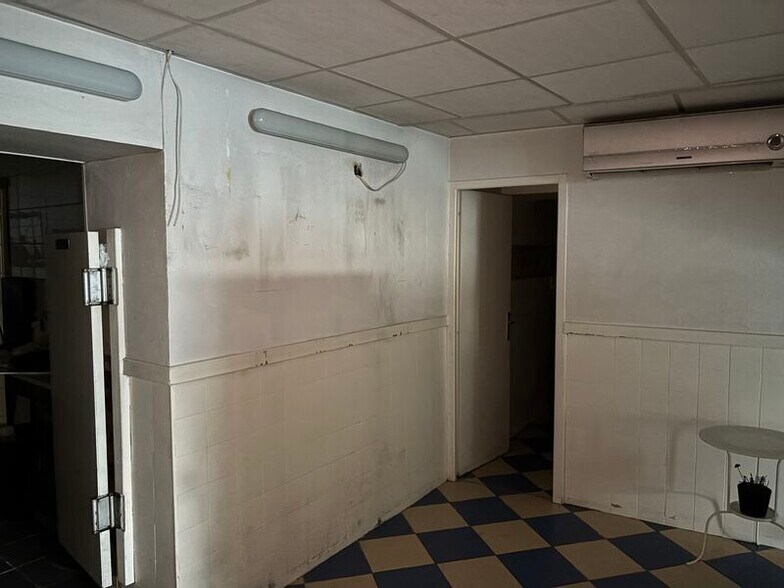 Retail in Albigny-sur-Saône for sale - Interior Photo - Image 3 of 7