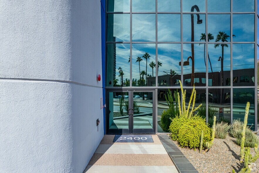 2400 N Central Ave, Phoenix, AZ à louer - Photo du bâtiment - Image 3 de 9