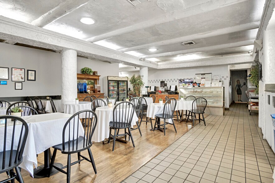 2214 Stoner Ave, Los Angeles, CA à louer - Photo du bâtiment - Image 2 de 22