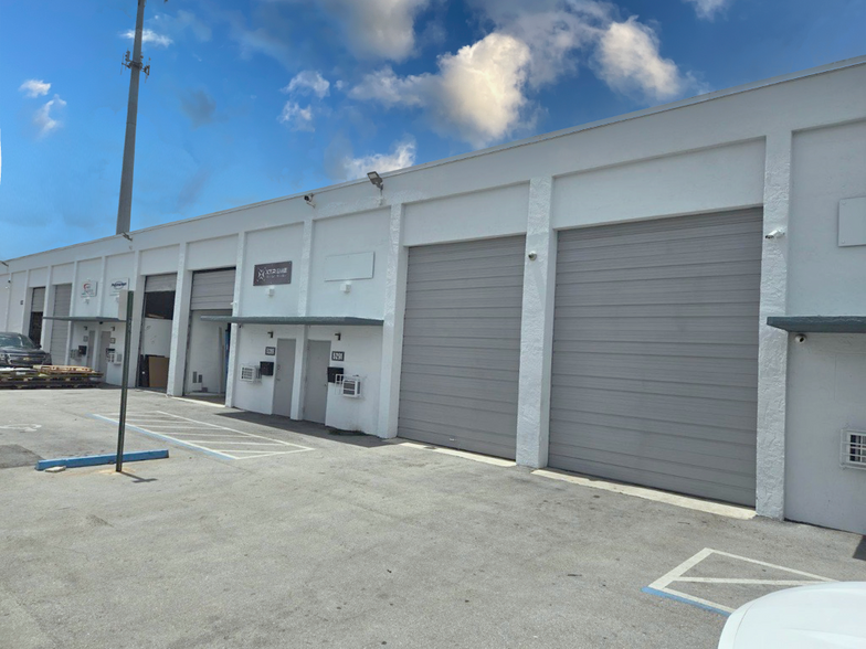 5261-5277 NW 161st St, Hialeah, FL for lease - Building Photo - Image 3 of 5