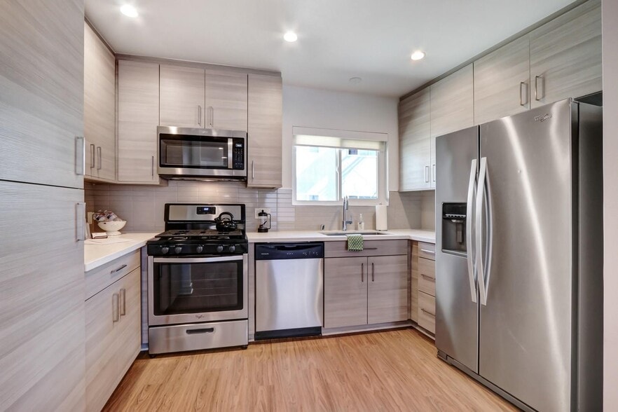 700 S 6th St, Burbank, CA for sale - Building Photo - Image 3 of 74
