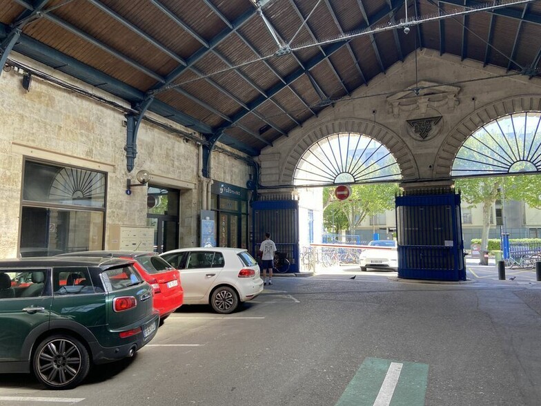 Retail in Bordeaux for lease - Building Photo - Image 2 of 14