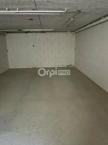 Retail in Cormontreuil for lease - Interior Photo - Image 2 of 9