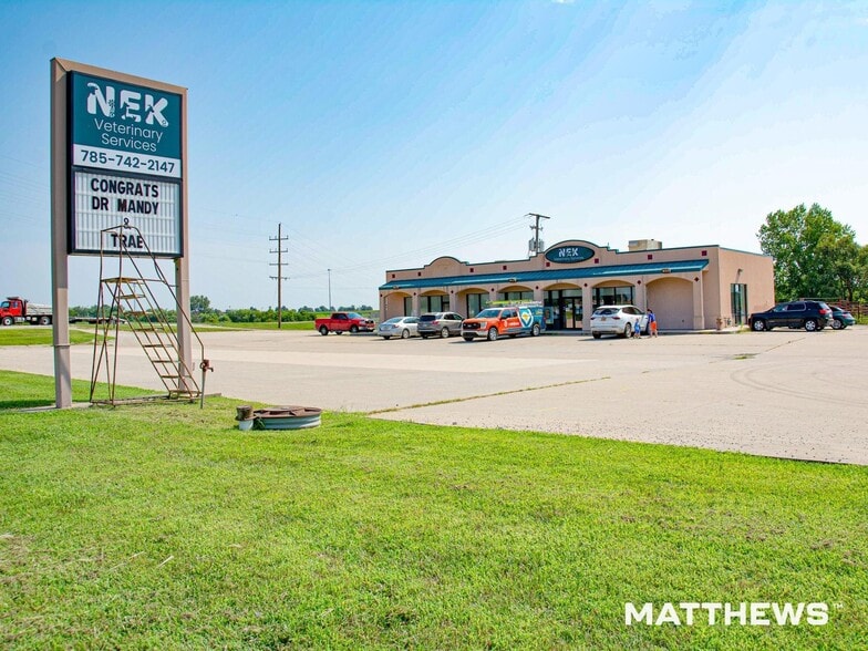 1205 S 1st St, Hiawatha, KS for sale - Building Photo - Image 2 of 3