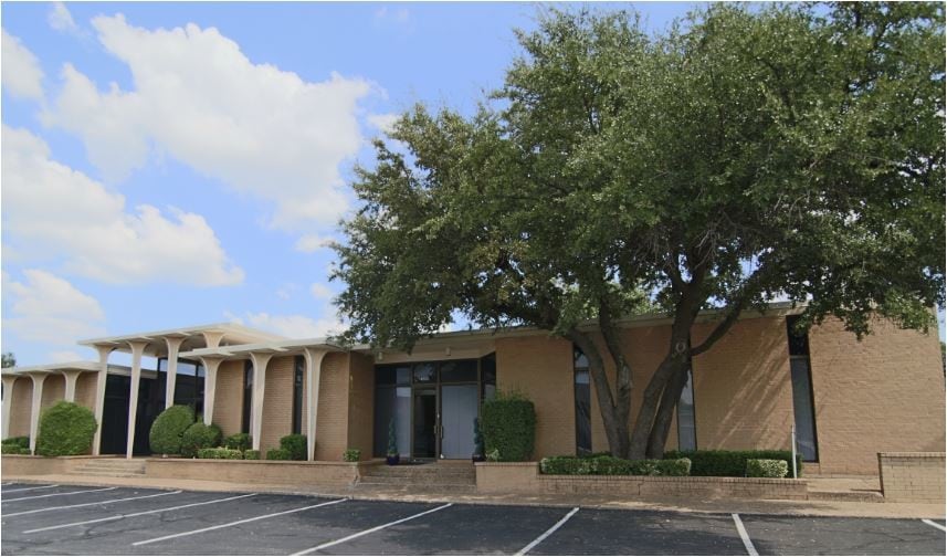 4300 N Classen & 1231 NW 42nd St portfolio of 2 properties for sale on LoopNet.ca Primary Photo- Image 1 of 25