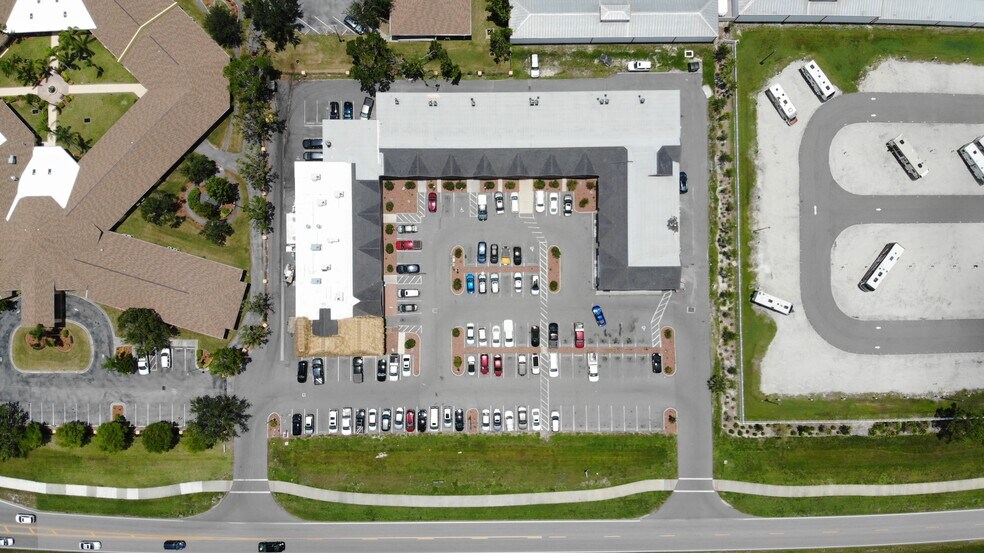 24901 Sandhill Blvd, Punta Gorda, FL à louer - Photo du bâtiment - Image 3 de 18