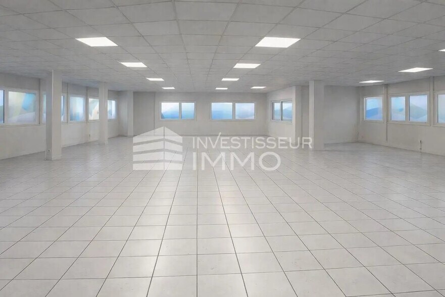 Flex in Villeneuve-la-Garenne for lease - Interior Photo - Image 1 of 8