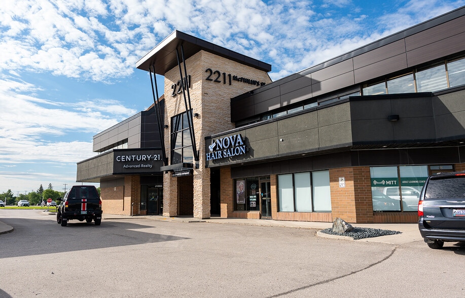 2211 Mcphillips St, Winnipeg, MB for lease - Building Photo - Image 2 of 4