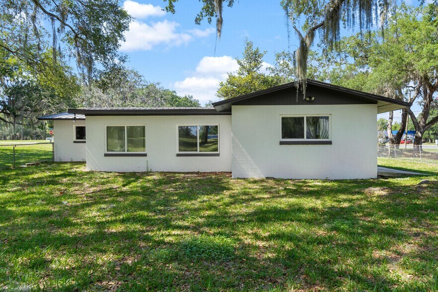 109 W Lakeview St, Lady Lake, FL à louer - Photo du bâtiment - Image 3 de 10