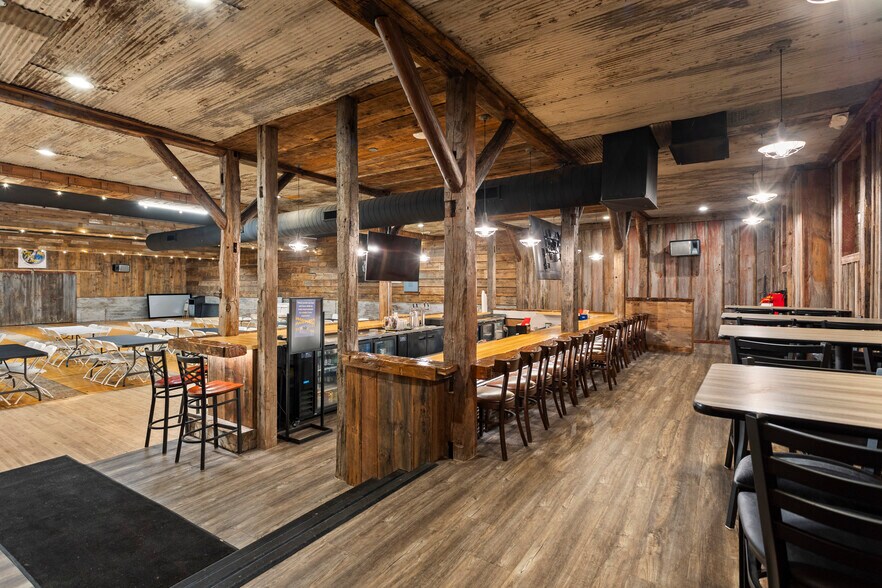 618-630 W Wisconsin Ave, Appleton, WI à vendre - Photo du bâtiment - Image 2 de 13