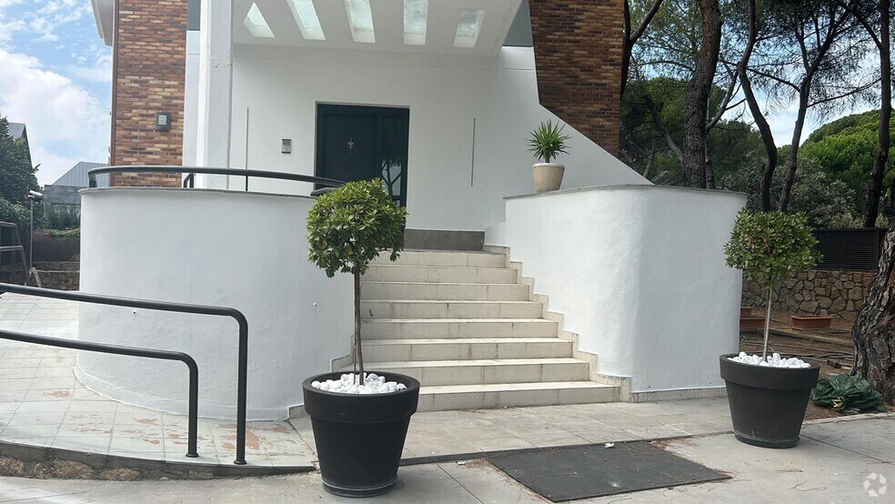 Calle Cáceres, 2, Pozuelo de Alarcón, Madrid for lease - Primary Photo - Image 1 of 7