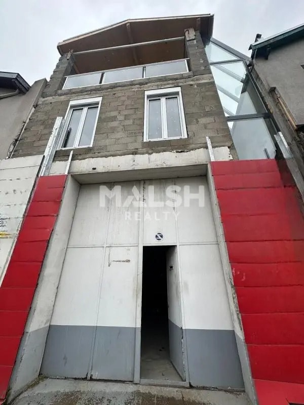 Retail in Villeurbanne for lease Building Photo- Image 1 of 2