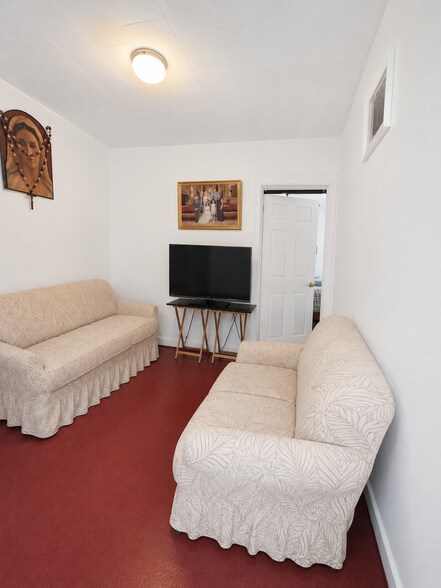 9625 95th Ave, Ozone Park, NY à vendre - Photo du bâtiment - Image 3 de 17