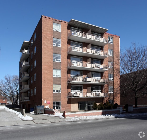 250 Cosburn Ave, Toronto, ON à vendre - Photo principale - Image 1 de 2