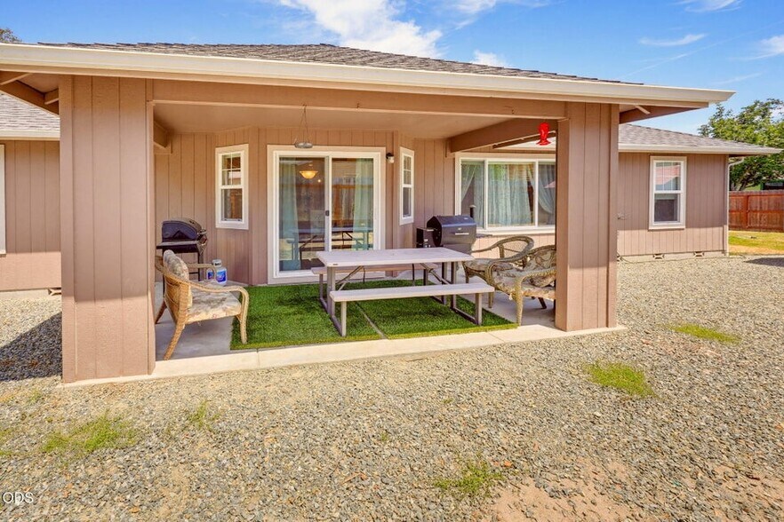 1003 SE Grandview Ave, Grants Pass, OR à vendre - Photo du bâtiment - Image 2 de 4