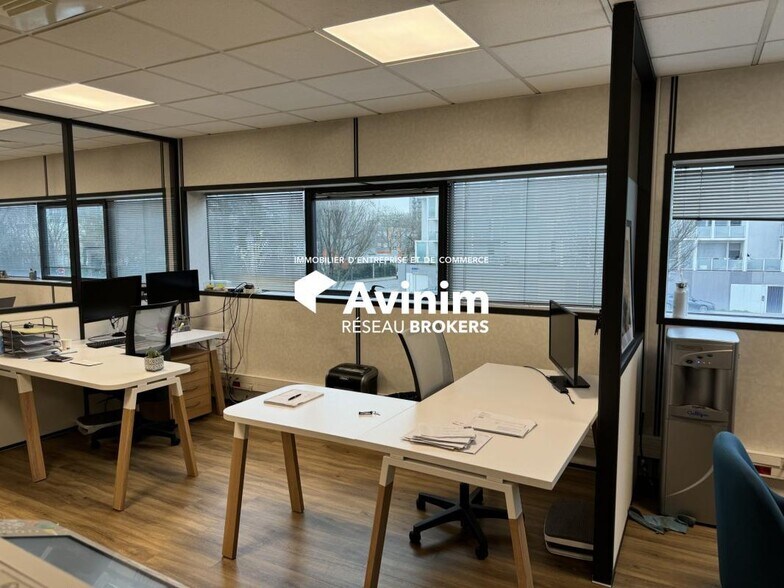 Office in Vaulx-en-Velin for lease - Interior Photo - Image 3 of 10