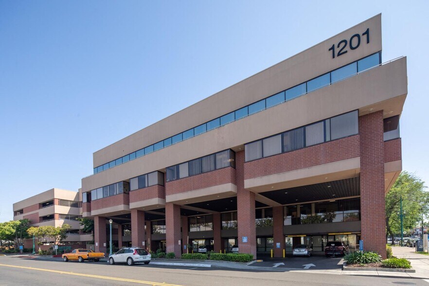 1201 Alhambra Blvd, Sacramento, CA à louer - Photo du bâtiment - Image 3 de 11