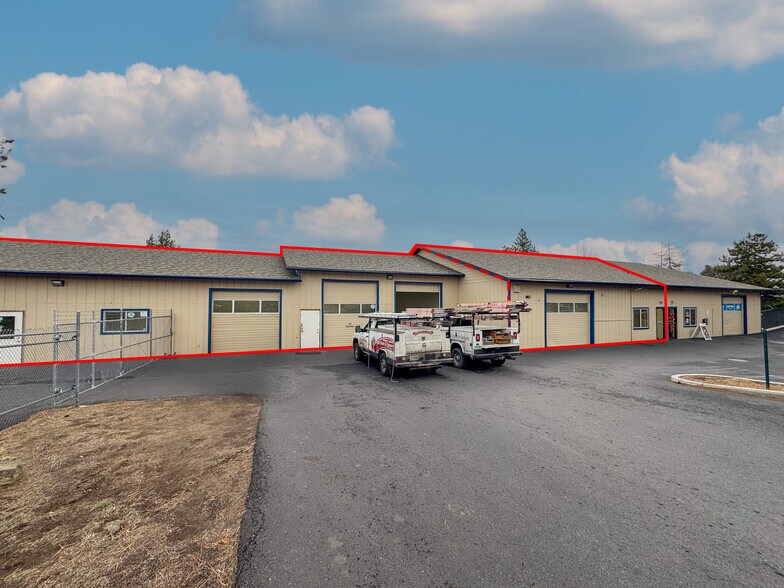 902 SE Textron Dr, Bend, OR à louer - Photo du bâtiment - Image 2 de 10
