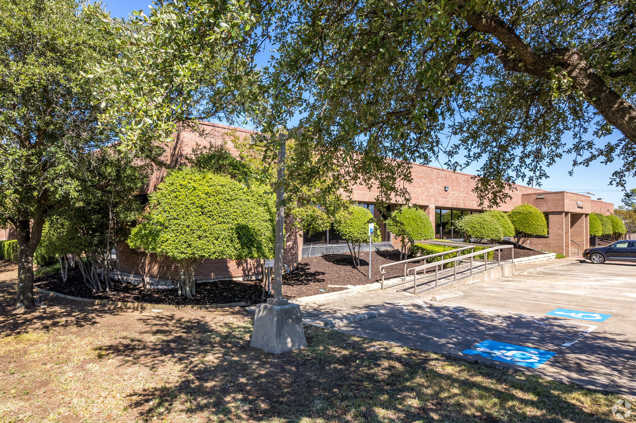 3007 N Skyway Cir, Irving, TX à louer Photo principale- Image 1 de 6