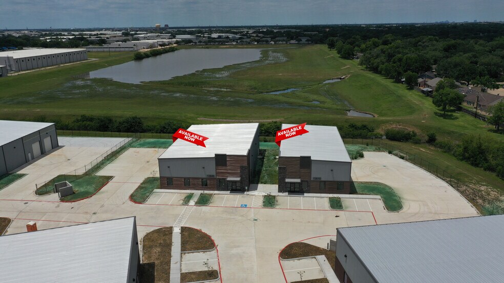 13600 S Gessner Rd, Missouri City, TX à louer - Photo du bâtiment - Image 1 de 34