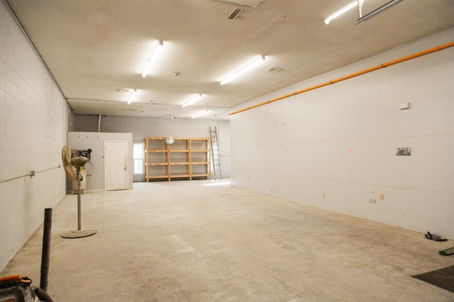 100 Central St, Warwick, RI à louer - Photo du bâtiment - Image 3 de 3