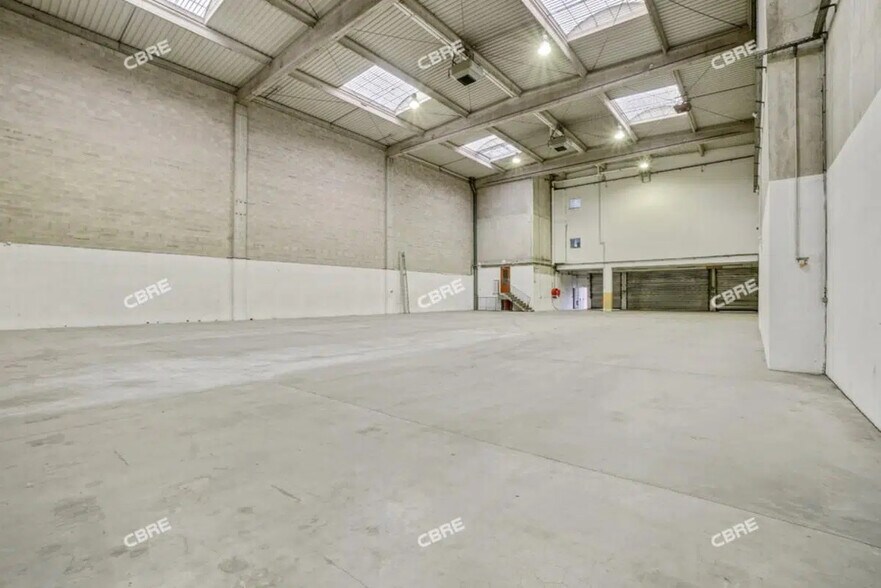 Flex in Saint-Ouen-sur-Seine for lease - Building Photo - Image 2 of 8
