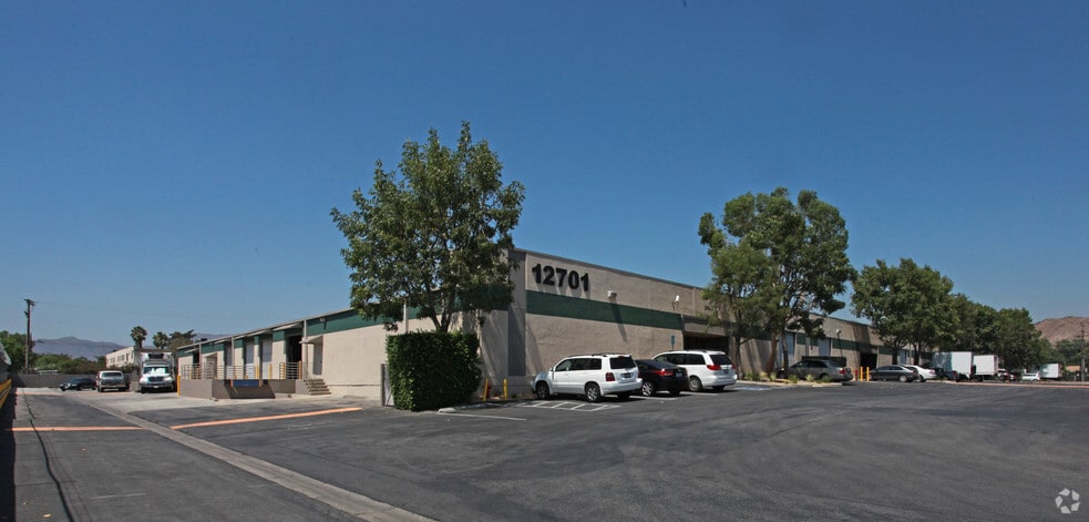 12701 Van Nuys Blvd, Pacoima, CA à louer - Photo du bâtiment - Image 1 de 37