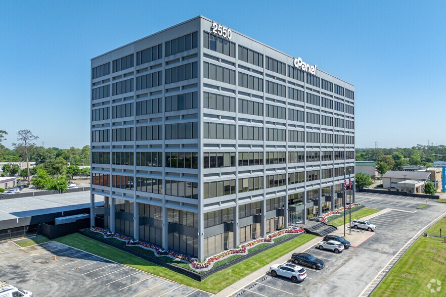 2550 N Loop Fwy W, Houston, TX à louer - Photo du bâtiment - Image 2 de 6