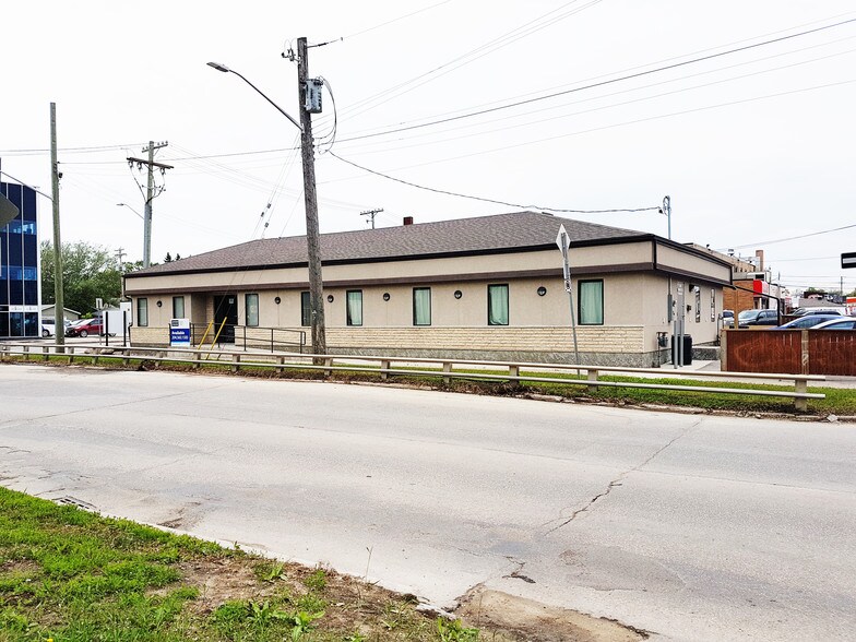 309 Youville St, Winnipeg, MB à vendre - Photo du bâtiment - Image 3 de 6