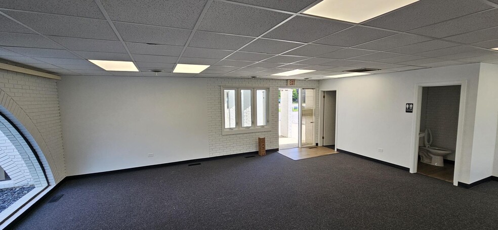 310-340 Melvin, Northbrook, IL for lease - Building Photo - Image 2 of 9