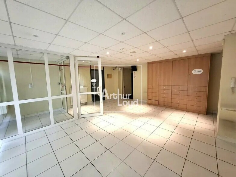 Retail in Melun for sale - Interior Photo - Image 1 of 8