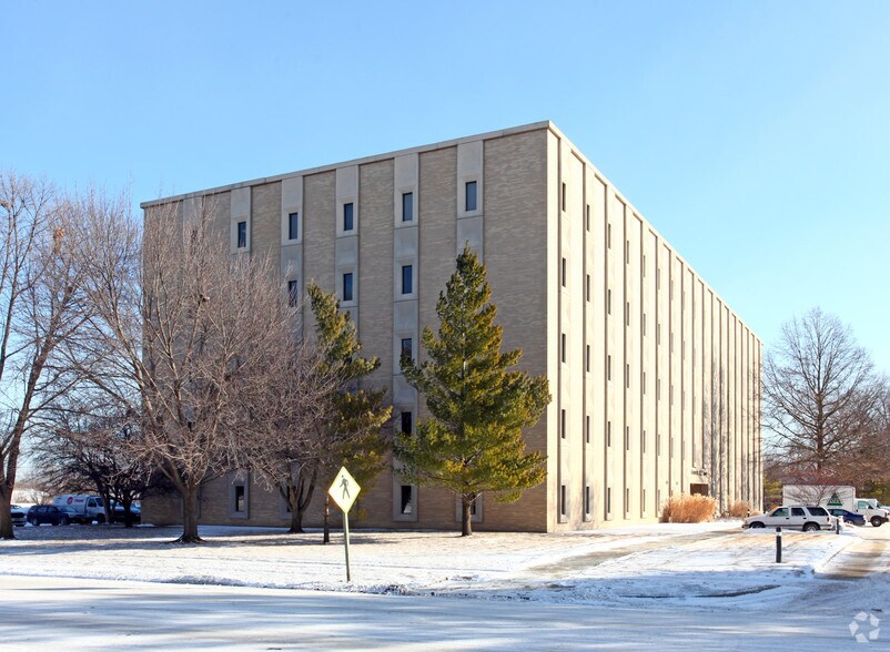 1025 Ashworth Rd, West Des Moines, IA à vendre - Photo du bâtiment - Image 2 de 2