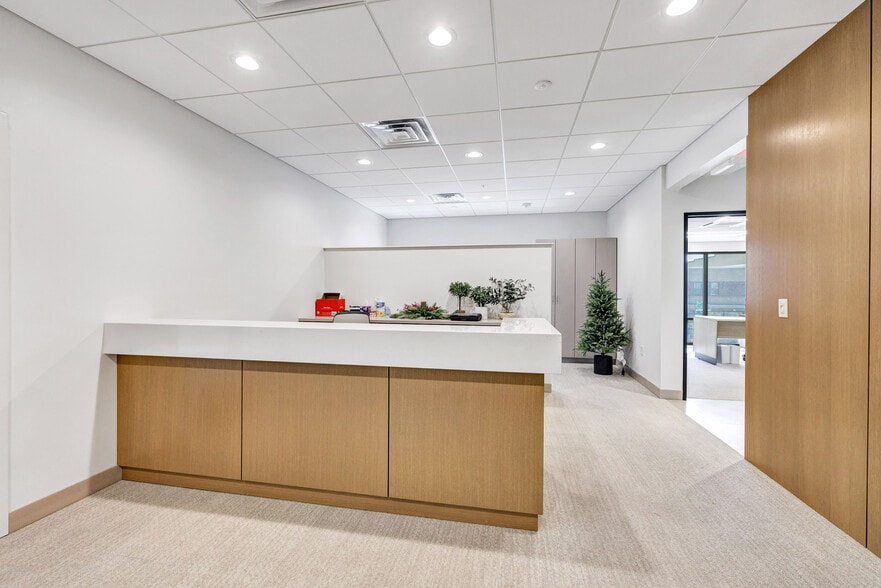 201 W Wisconsin Ave, Neenah, WI à louer - Photo du bâtiment - Image 2 de 29