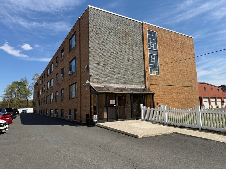 544 Tolland St, East Hartford, CT à vendre - Photo du bâtiment - Image 1 de 11