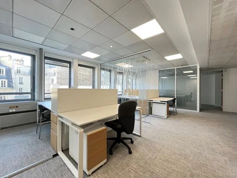 11-11 Rue Christophe Colomb, Paris for lease - Interior Photo - Image 2 of 10