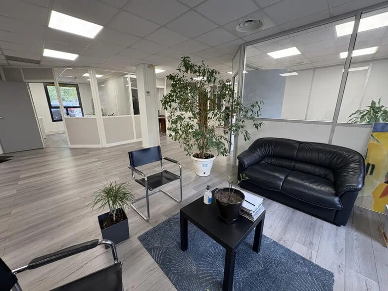 Office in Marseille for lease - Interior Photo - Image 3 of 14