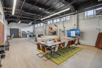 2744 E 11th St, Oakland, CA à louer Photo du bâtiment- Image 2 de 8