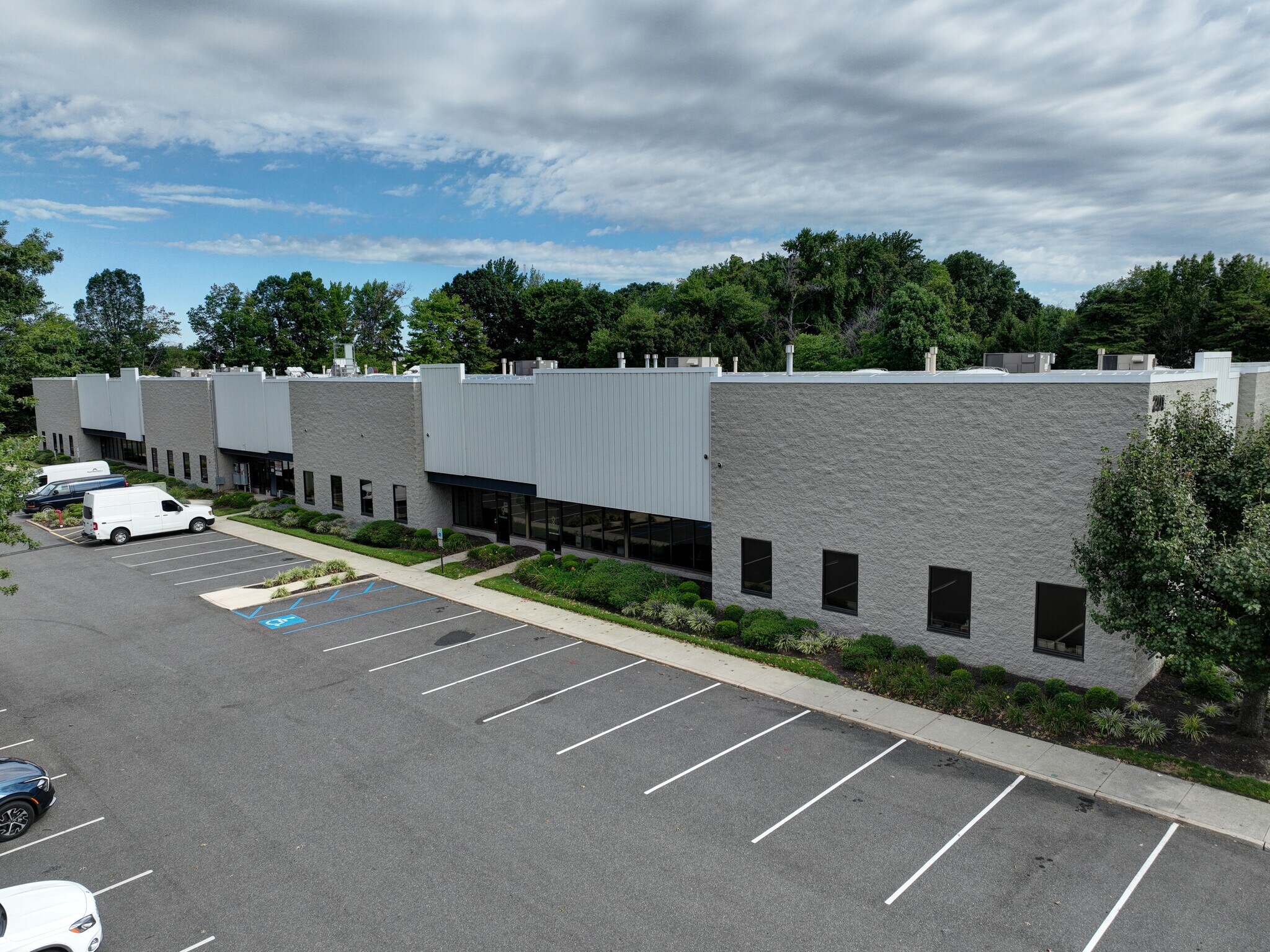 201 Commerce Dr, Moorestown, NJ à louer Photo du bâtiment- Image 1 de 3