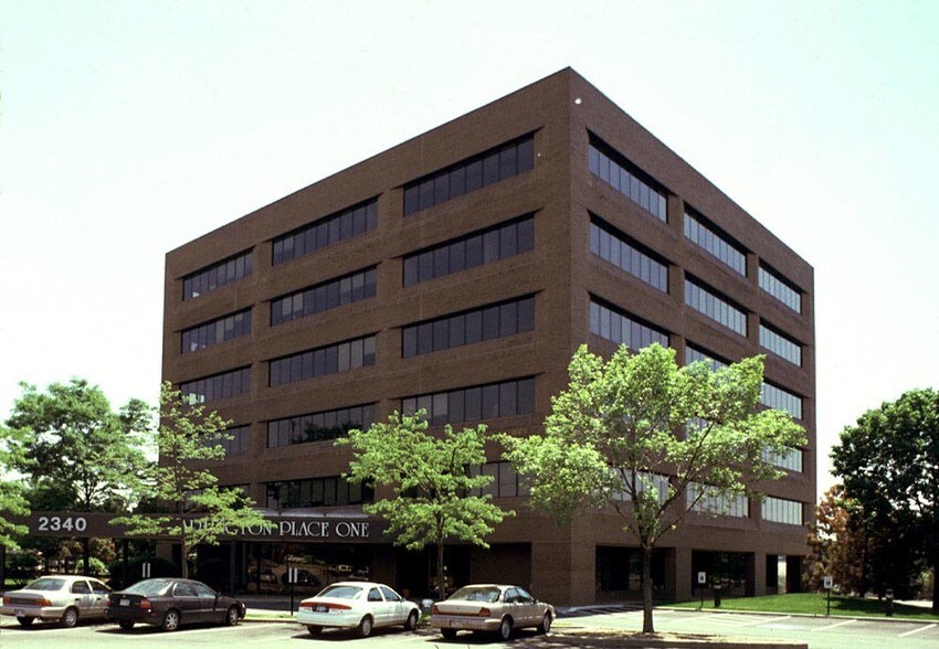 2340 S Arlington Heights Rd, Arlington Heights, IL à louer - Photo du bâtiment - Image 2 de 6