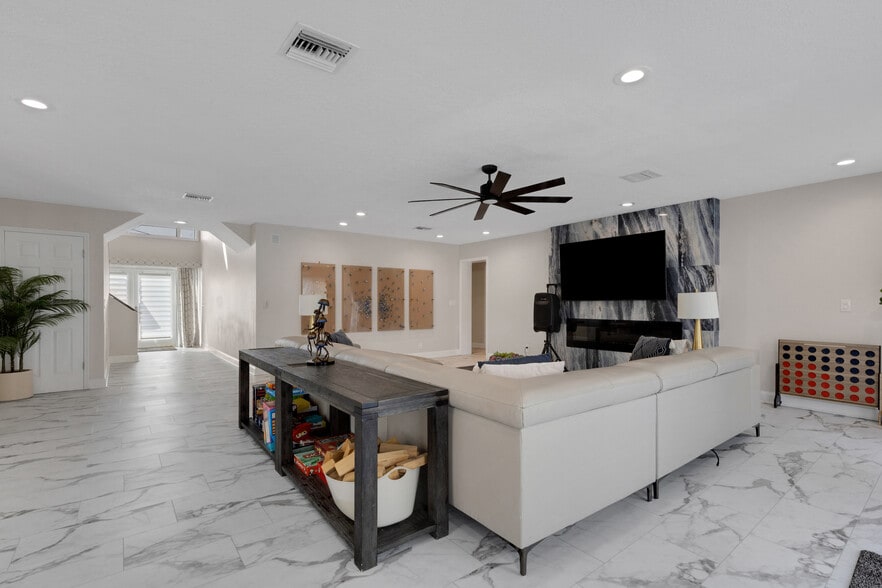 4124 Harbor Cir S, Largo, FL à vendre - Photo du bâtiment - Image 3 de 32