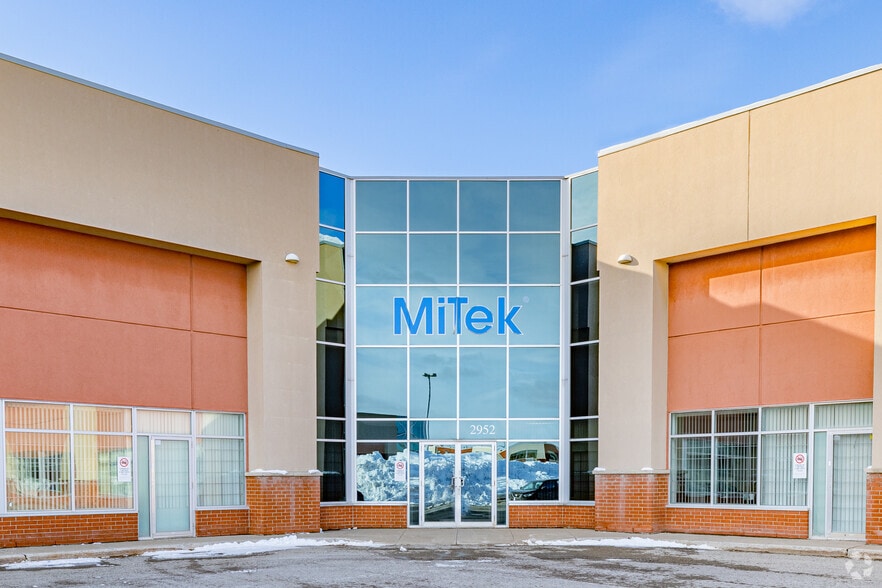 2900-2976 Rue Joseph-A.-Bombardier, Laval, QC for lease - Building Photo - Image 2 of 4