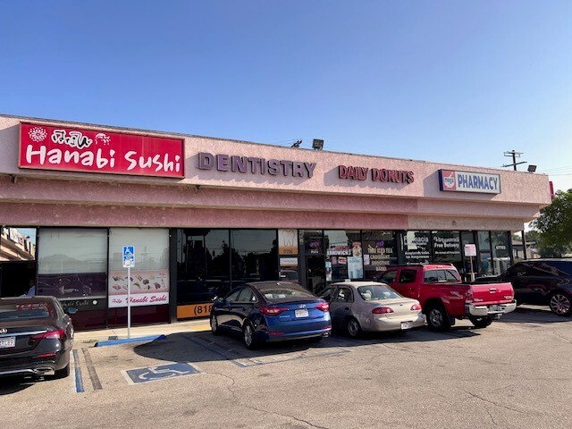 17703-17715 Saticoy St, Reseda, CA for lease - Building Photo - Image 2 of 16