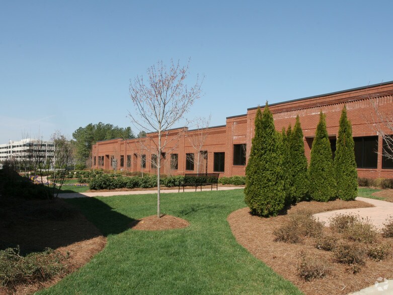 3810 N Elm St, Greensboro, NC à vendre - Photo du bâtiment - Image 2 de 12